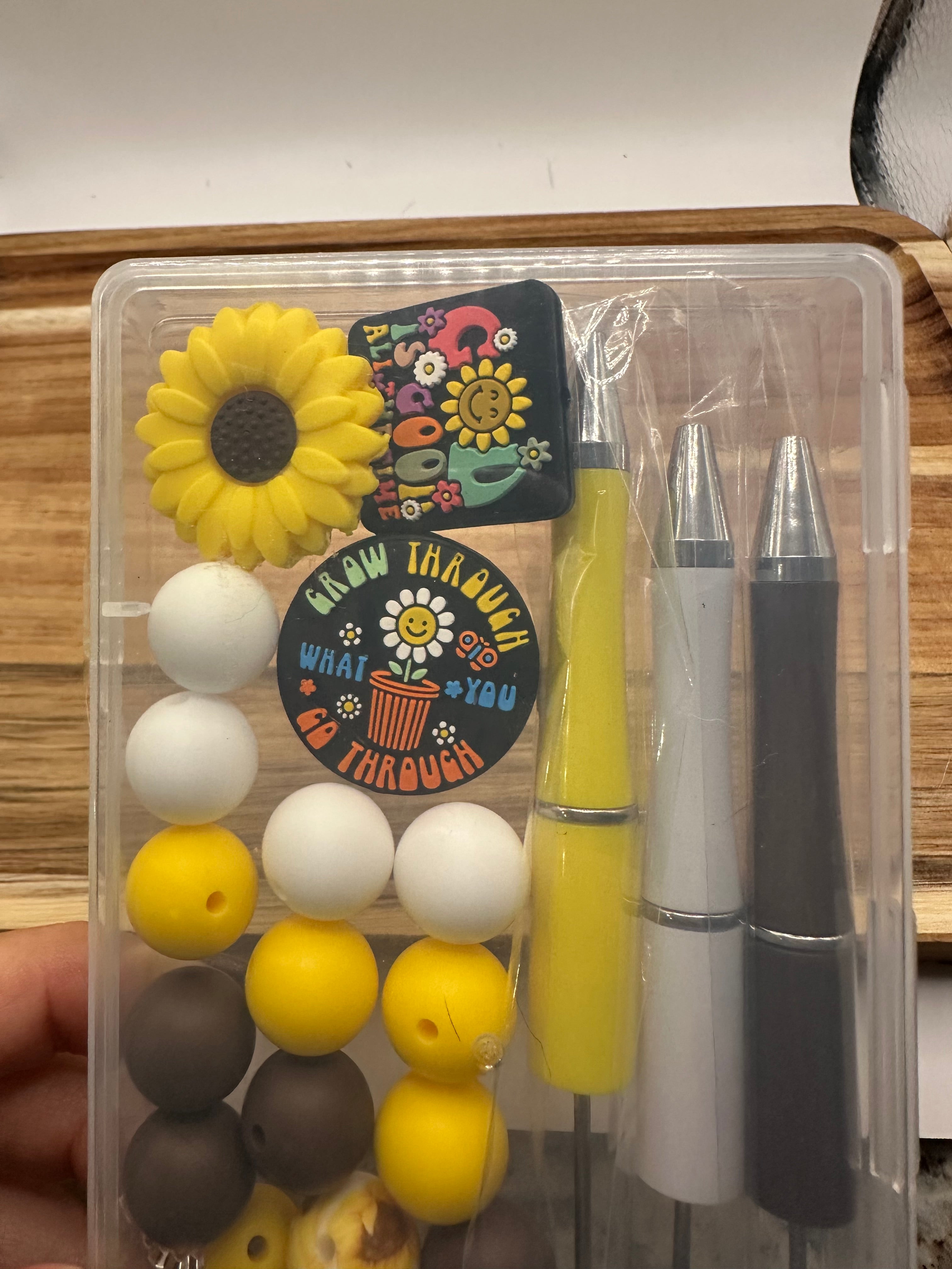 ĎIY pen kit so you can make your own! Good for parties, girls night, craft night, each kit makes 3 pens!!!