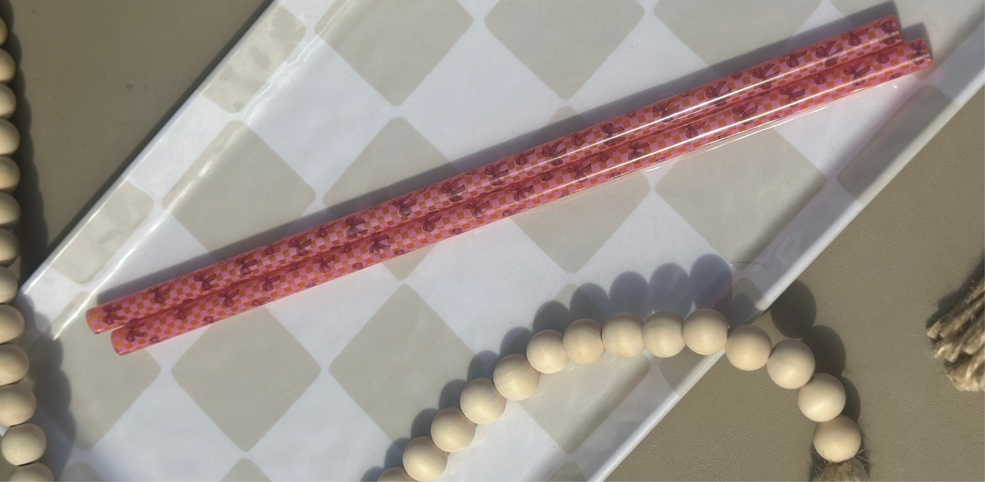 Pink checkered bow tumbler straw